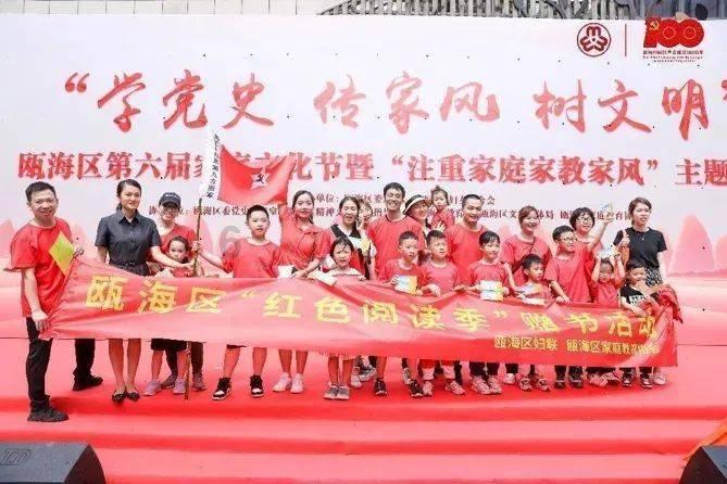 迷路的可爱男孩